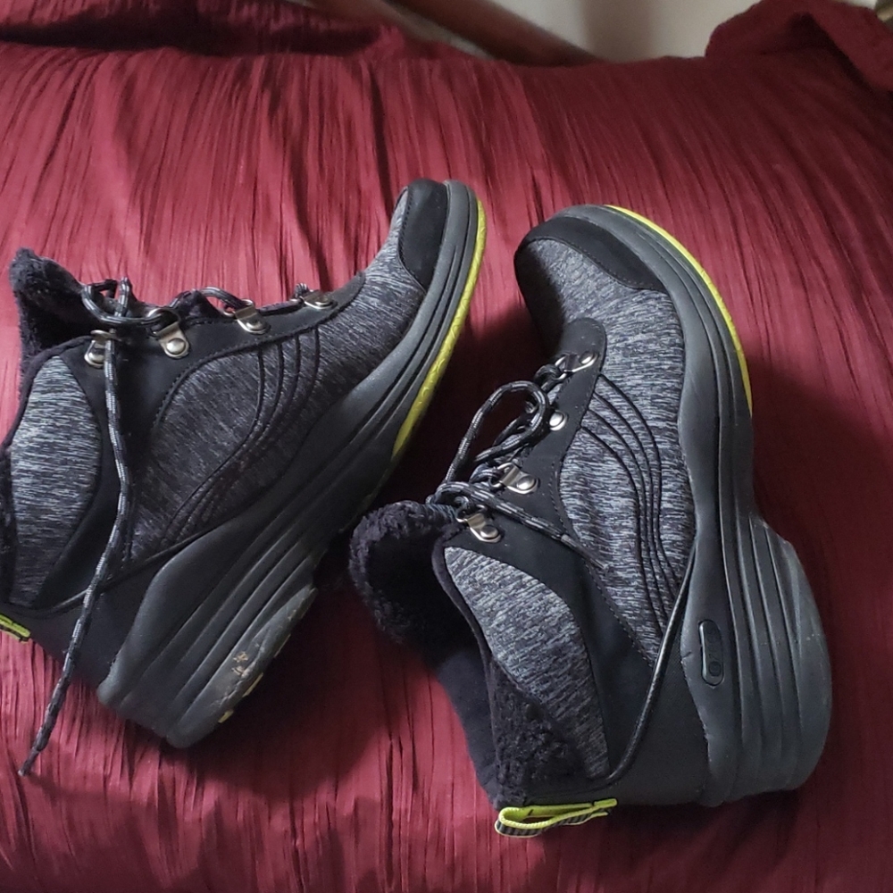 BZees ankle boot/shoe